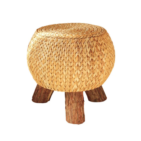 Tabouret bas et circulaire en rotin avec pieds sur fond blanc