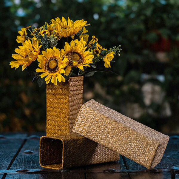 Vase en rotin haut et rectangulaire