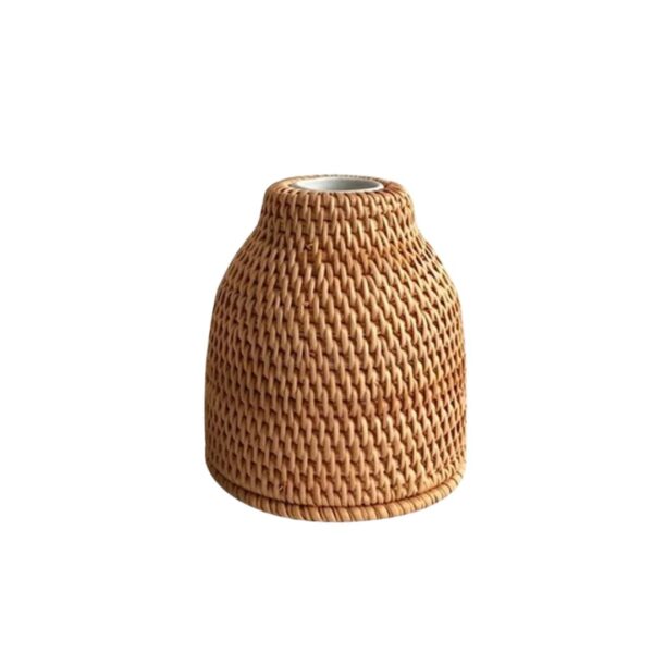 Vase en rotin de style pastoral sur fond blanc