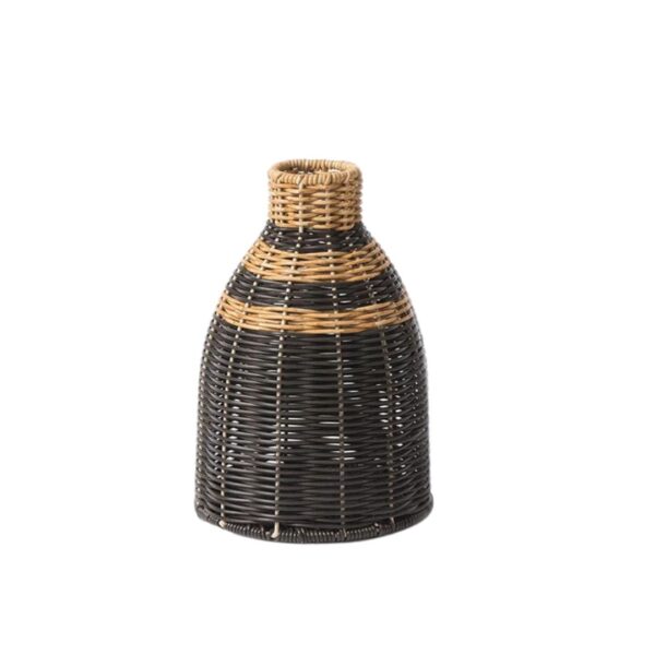 Vase en rotin de style vintage sur fond blanc