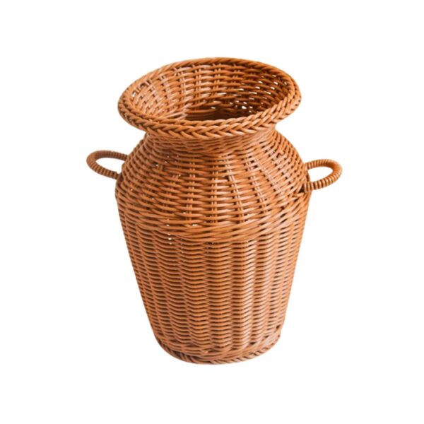Vase en rotin tressé avec poignées sur fond blanc